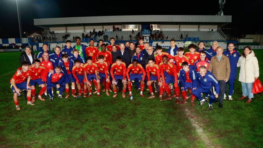 Los internacionales españoles posan con las autoridades y los técnicos. |  RFEF