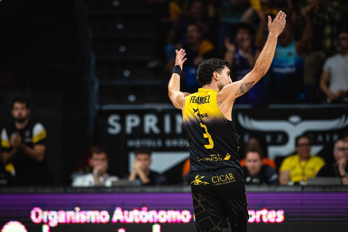 Jaime Fernánez, aclamado tras su canasta ganadora en el Movistar Arena.