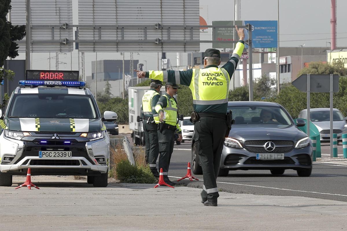 Una patrulla de la Guardia Civil de Tráfico realiza un control.