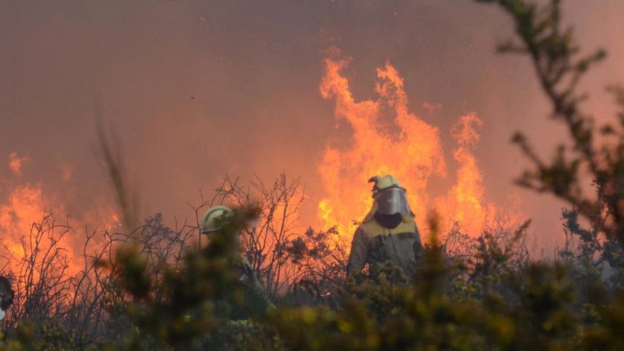 Trabajos de extinción en el incendio en Rianxo. // Noé Parga