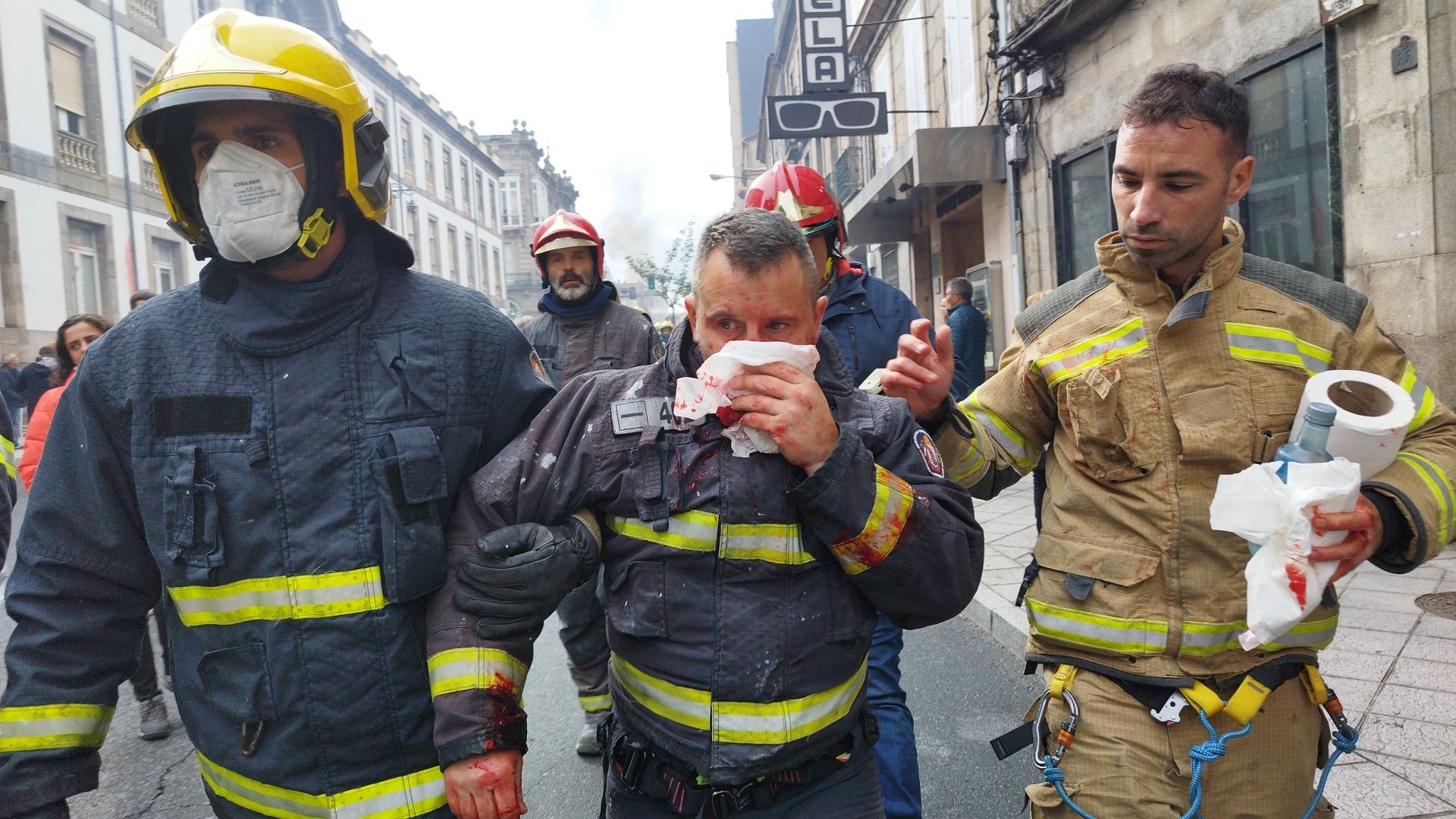 Protesta muy intensa de los bomberos ante la Diputación de Ourense