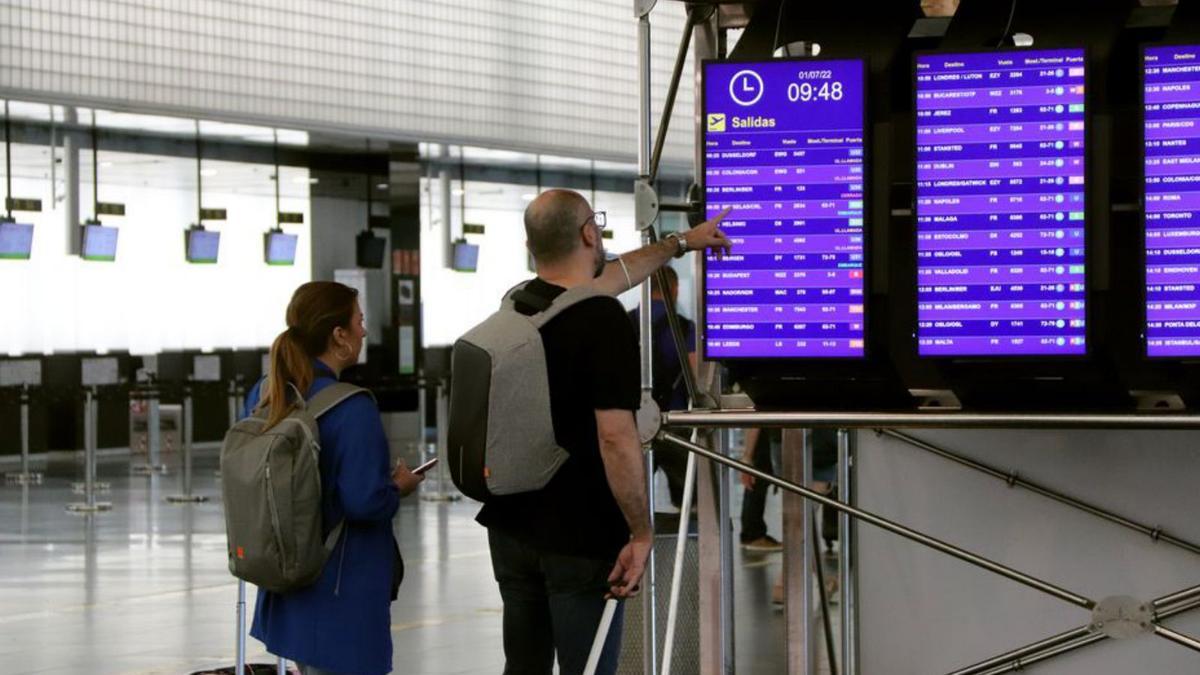 Turistes mirant informació a l’aeroport de Barcelona | ARXIU/MARIA ASMARAT/ACN