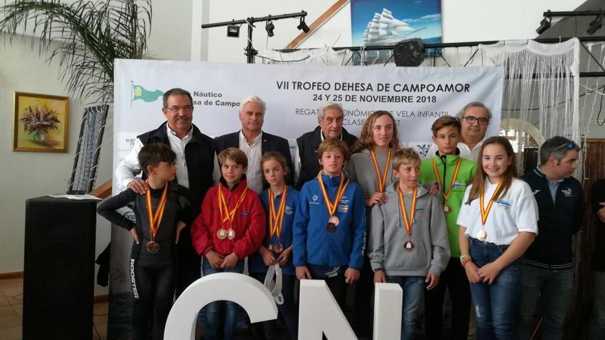 Foto familia de los premiados en Campoamor