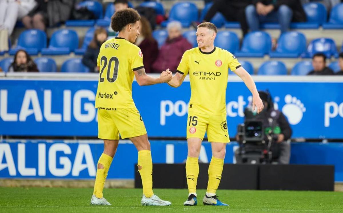 Viktor Tsygankov celebra amb Witsel el seu gol a Vitòria, el número 300 del Girona a Primera