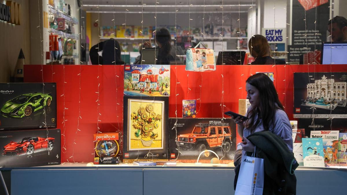 Una mujer frente al escaparate de una juguetería en València