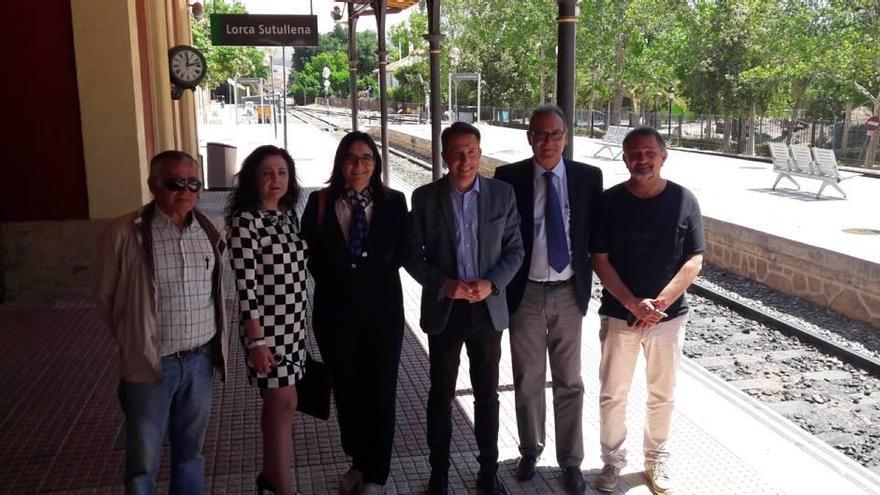 El alcalde junto al senador Pedro José Pérez y miembros del Ayuntamiento en la estación de Sutullena.