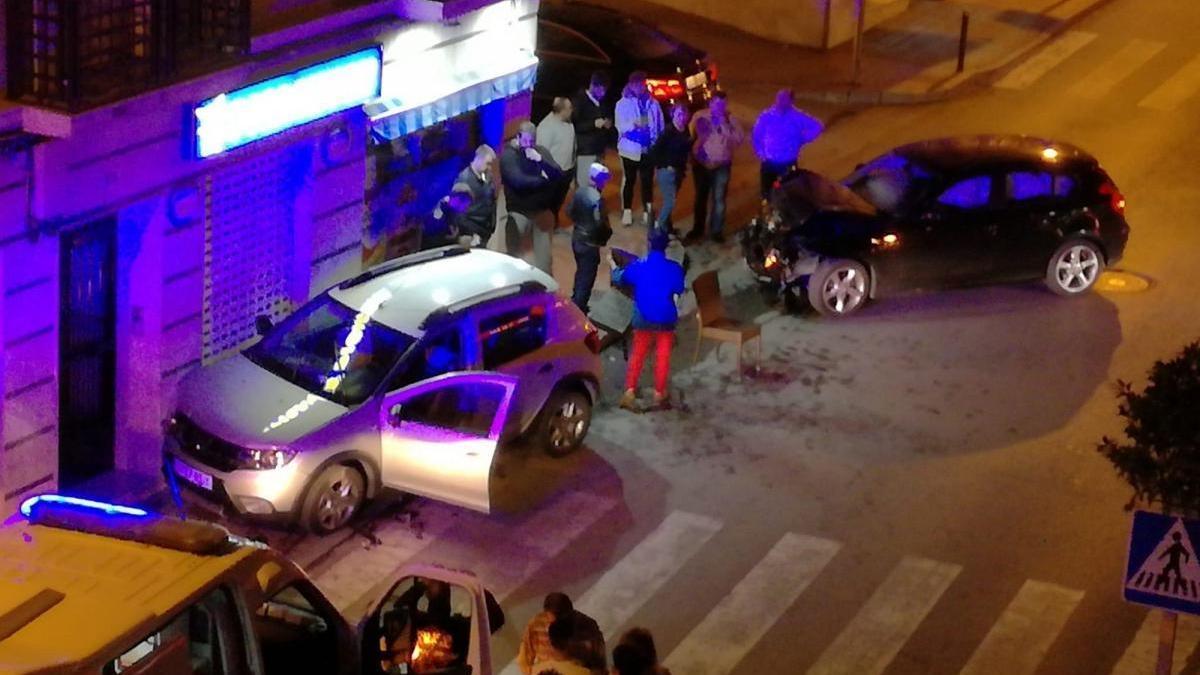 Un aparatoso accidente en Lucena se salda con dos heridos