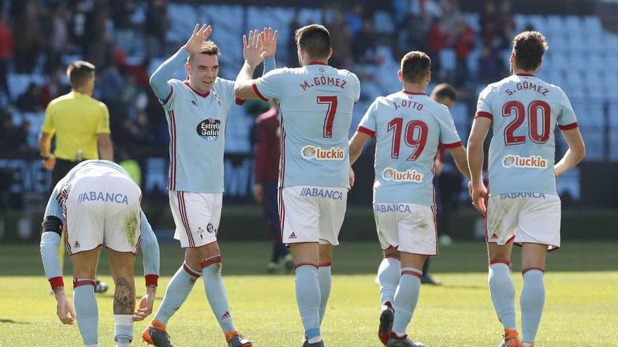 Iago Aspas y Maxi Gómez celebran uno de sus goles en presencia de Jonny Otto y Sergi Gómez durante la última visita del Eibar. // José Lores