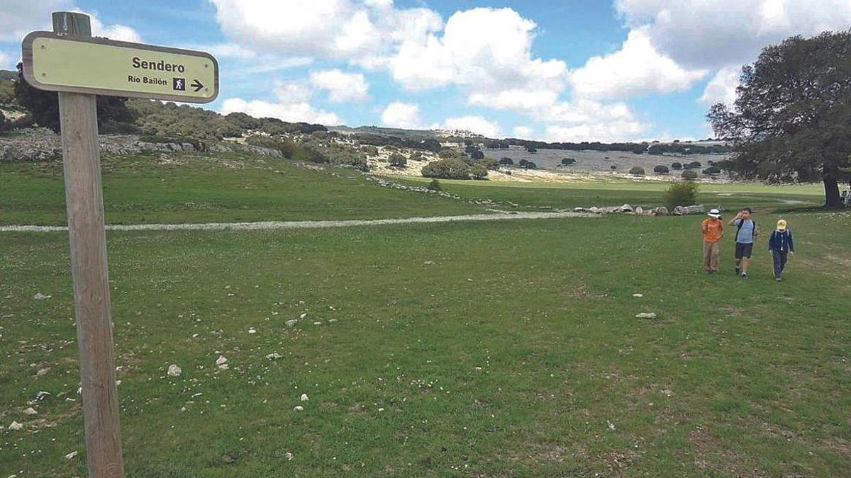 Indicaciones relativas al sendero del Bailón en Cabra.