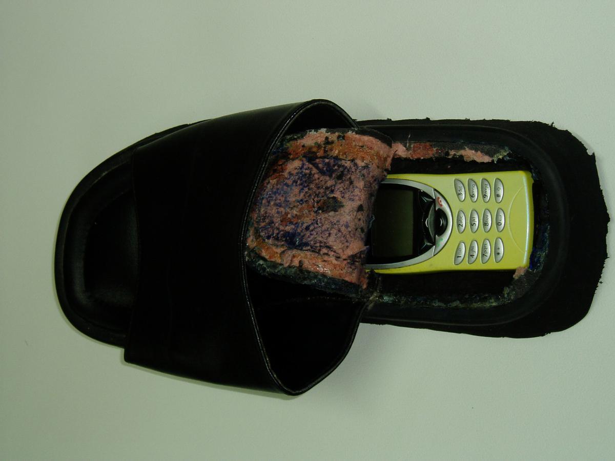 Un viejo Nokia escondido en el forro de unas zapatillas, interceptado en Botafuegos