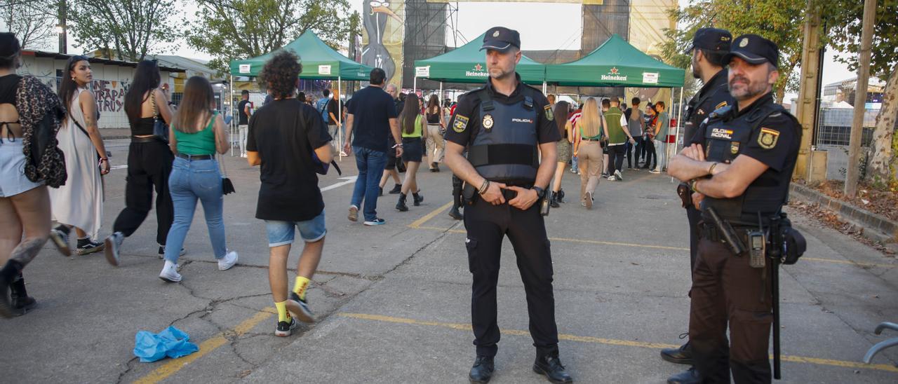 Agentes de Policía Nacional en la entrada al recinto de Extremúsika, este pasado fin de semana.