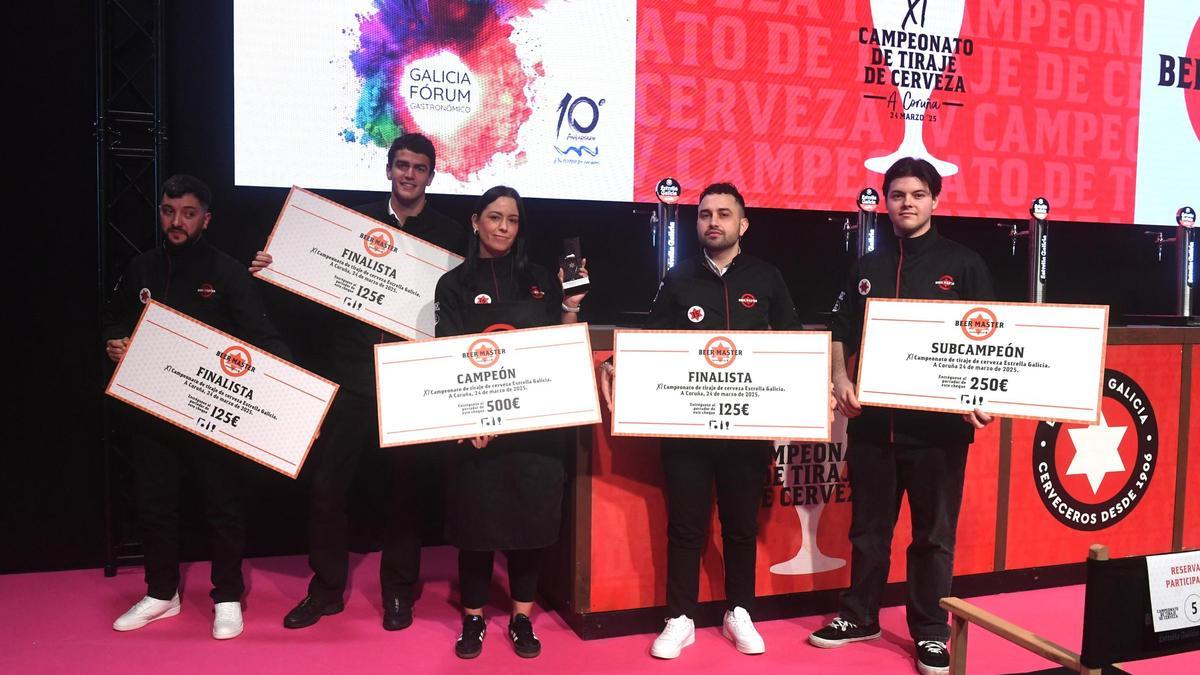 Nico, a la derecha de Sonia, la campeona