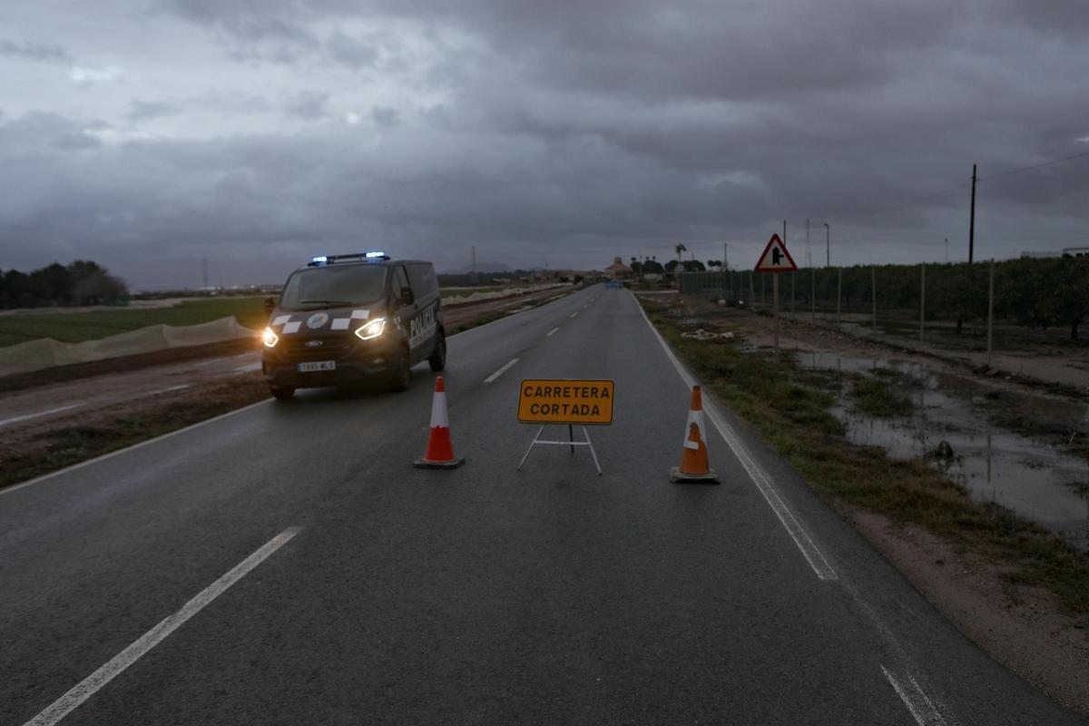 Carretera cortada cerca de la rambla de El Albujón.
