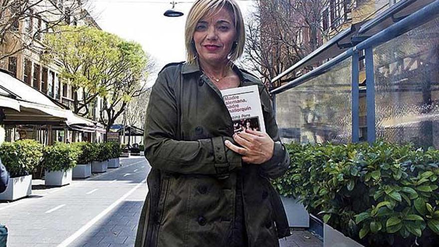 Sabina Pons, fotografiada esta semana en Palma con su libro.