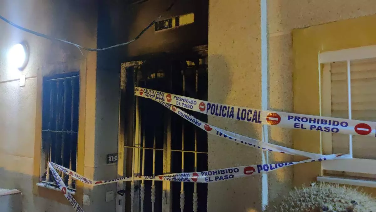 Rescatados in extremis dos vecinos atrapados por un incendio en Torrevieja