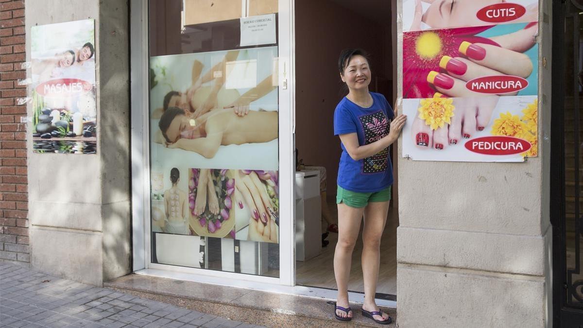 Guiyun Gao en su salón de belleza cerca de la Sagrada Família.