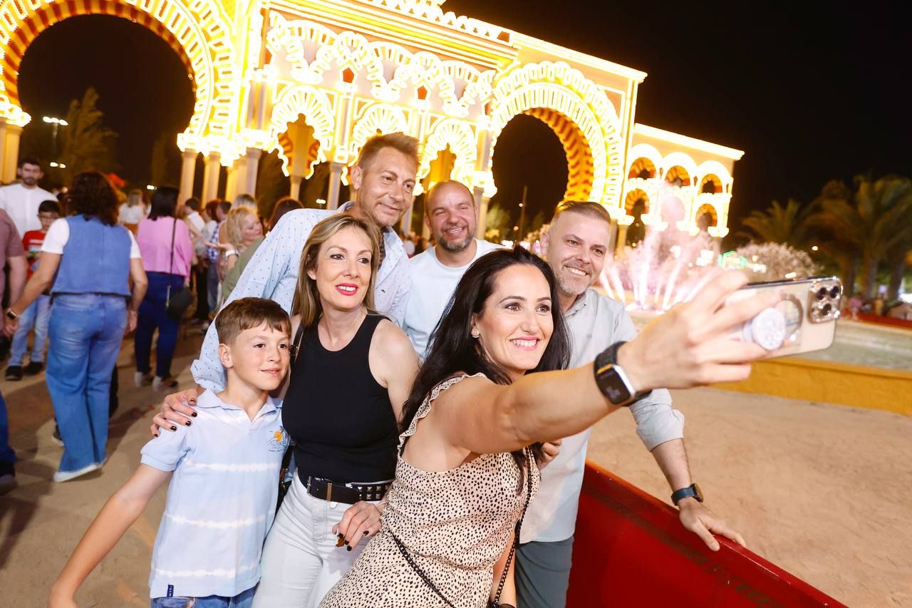 El encendido del alumbrado especial y la portada de la Feria de Córdoba, en imágenes