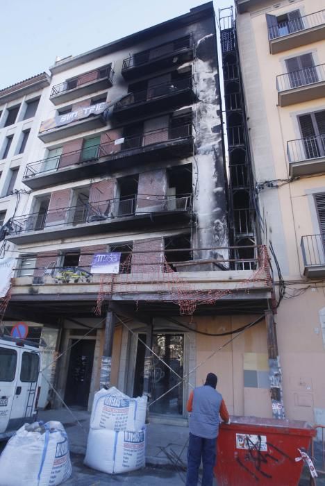 Estat en què ha quedat l'edifici incendiat del carrer del Carme de Girona