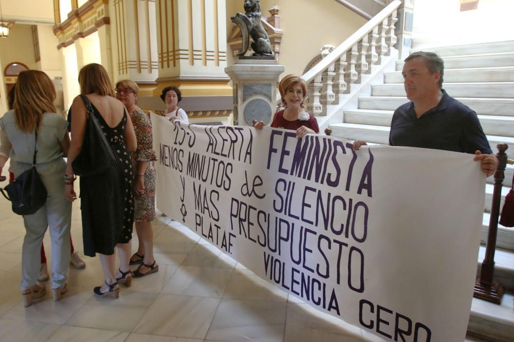 La plataforma tenía previsto hacer un encierro en el Ayuntamiento para exigir al Estado más presupuestos para luchar contra la violencia de género. Antes, han leído un comunicado en la puerta del cons