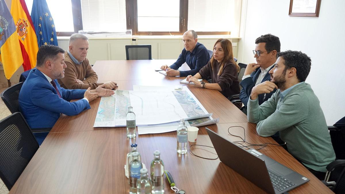 Teodoro Sosa, Alejandro Peñafiel (a la izquierda de la imagen), frente a Rosa Melián, Pablo Rodríguez y técnicos de Obras Públicas.