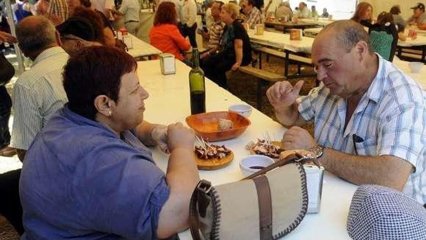 Muchos acuden a la romería para comer al aire libre.