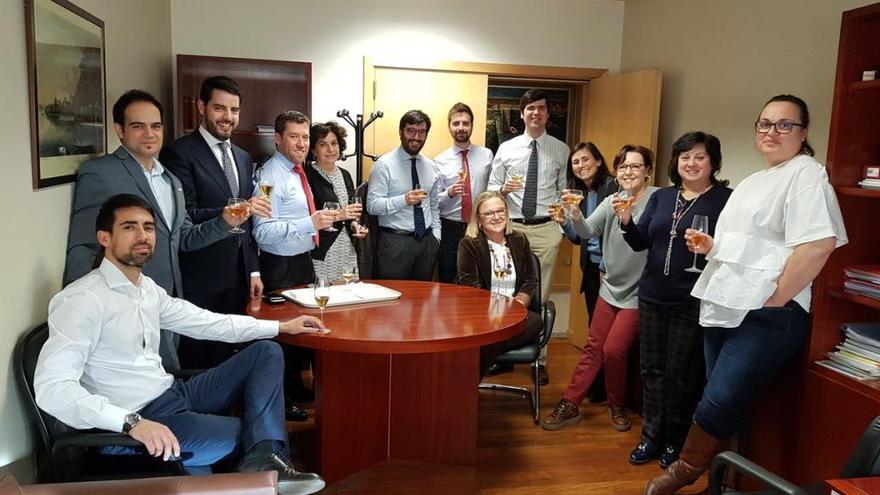 El equipo del Ministerio de Economía, con Garrido, celebrando la elección de De Guindos. // @cmdelpozo