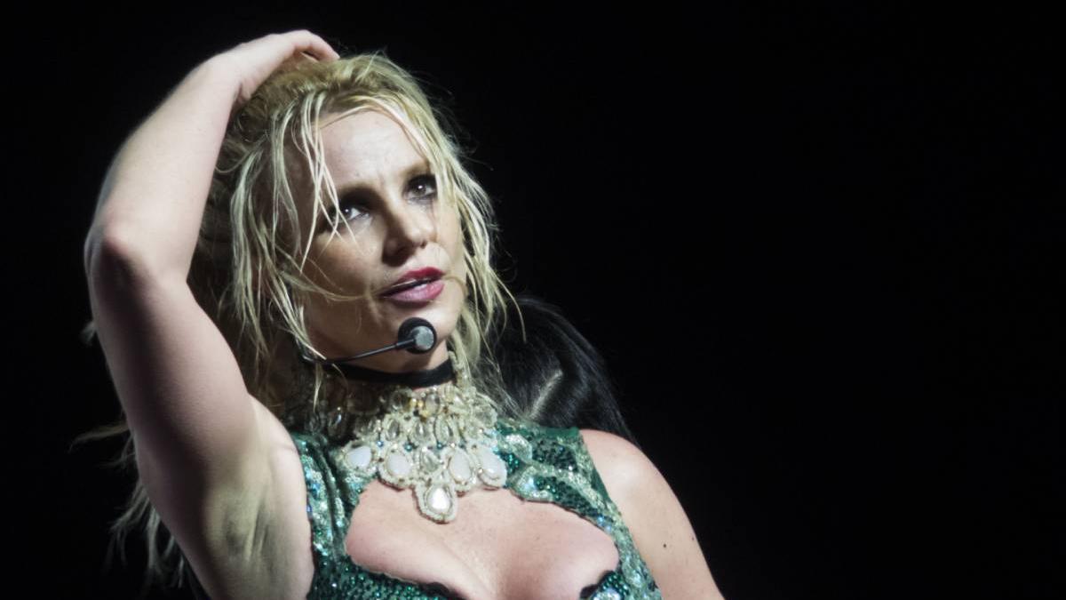Britney Spears no aprende y la vuelve a liar encendiéndose un cigarro en un avión