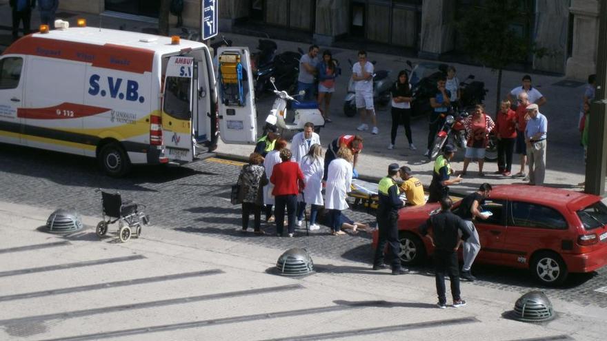 La mujer ha sido atendida por los servicios sanitarios y trasladada al Hospital