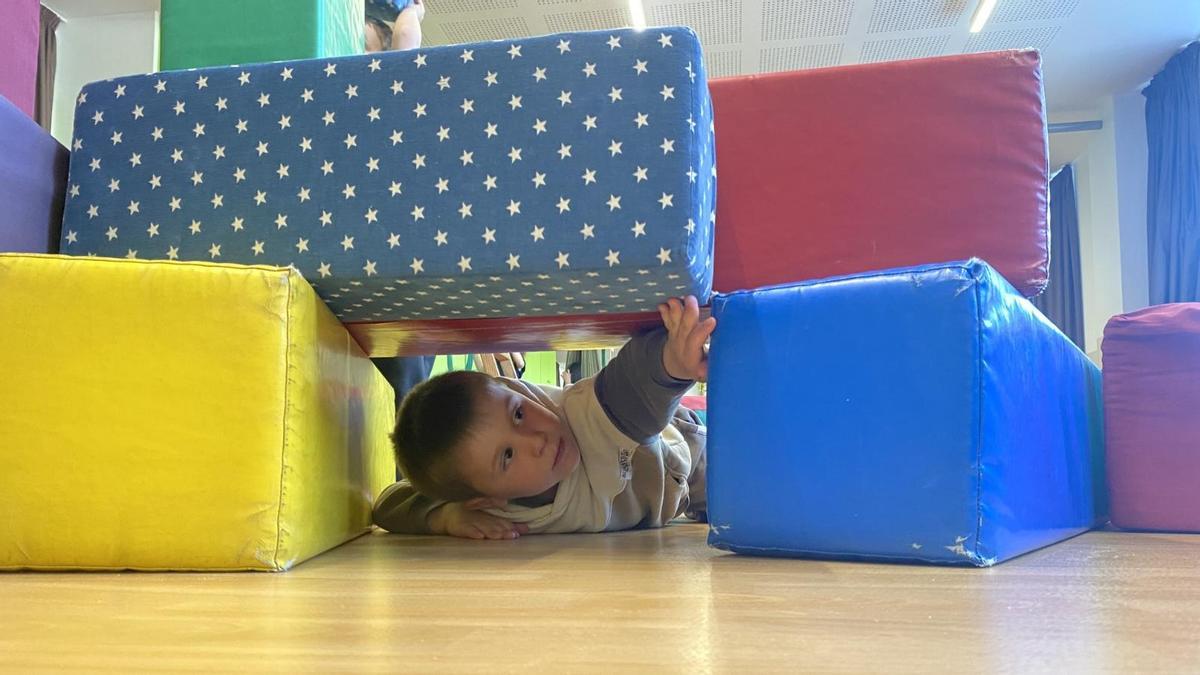 Un infant jugant a l'espai de La Matriu