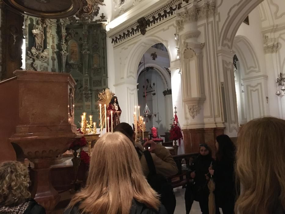 Cientos de malagueños acuden a rendirle devoción al Cristo de Medinaceli pese a la lluvia.