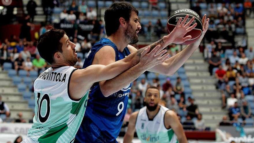 Eñ jugador enraizado en Toro recibe en balón al comienzo del partido de ayer.