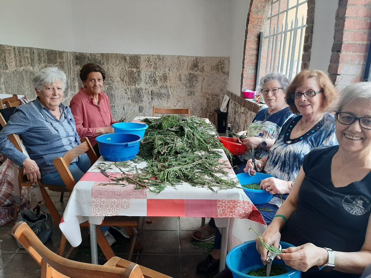 Por la izquierda, Conchita Flórez, Mari Cruz Pérez, Marisa Suárez, Tina Martínez y Carmen García, reunidas para trabajar.