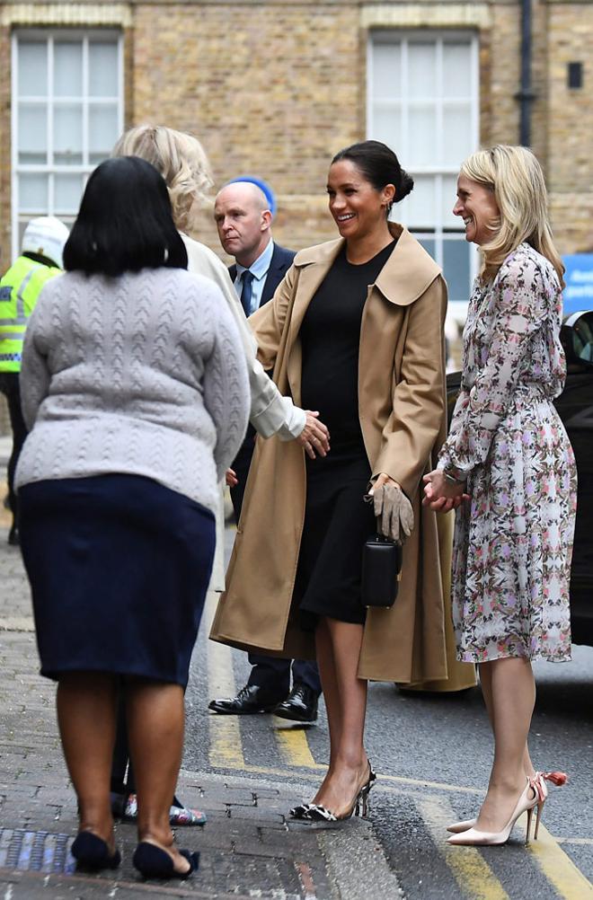 Meghan Markle, con un look 'working' camel y negro perfecto