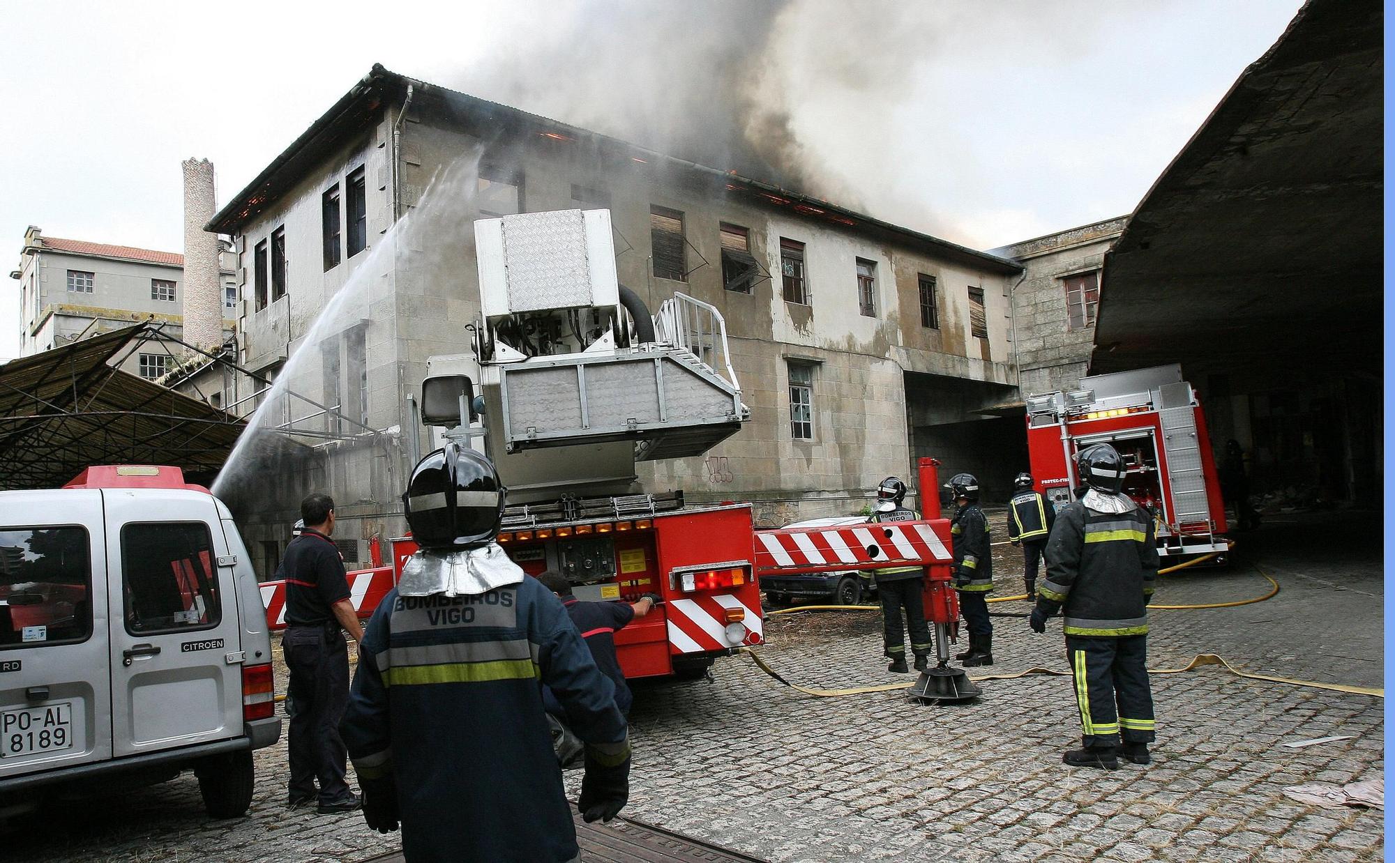 Bomberos de Vigo acudieron para sofocar el incendio que se produjo en el complejo de la antigua Panificadora en 2009 Ricardo Grobas.jpg