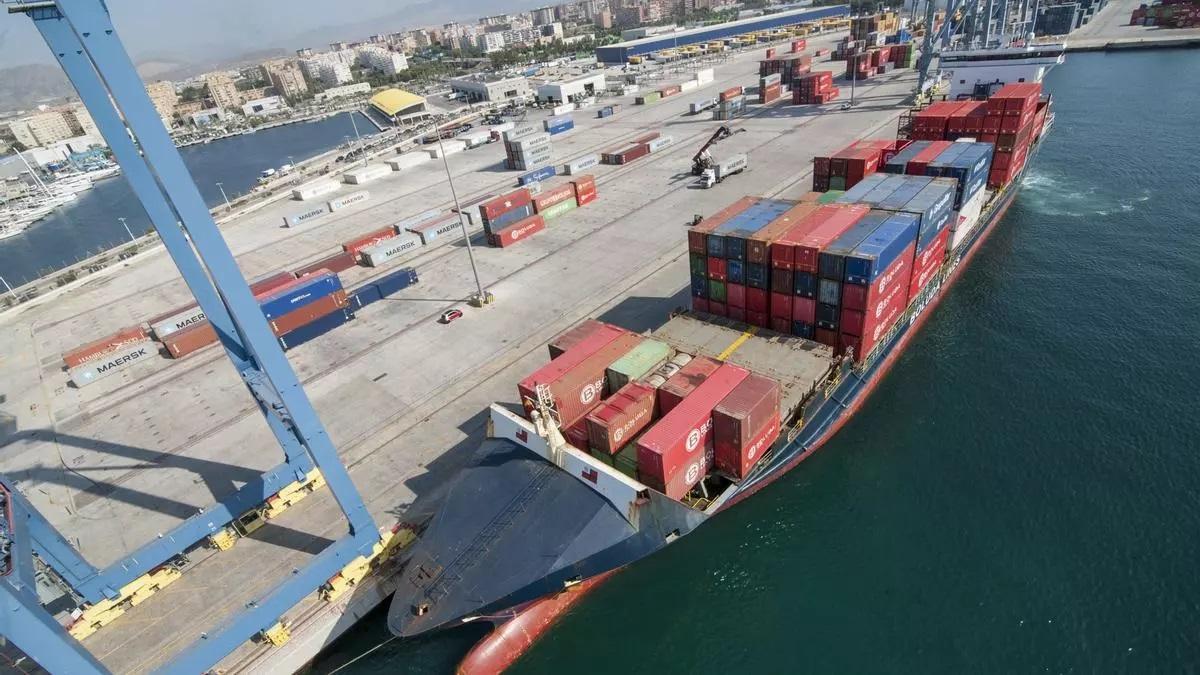 Un buque de mercancías en la terminal de TMS en el puerto de Alicante.