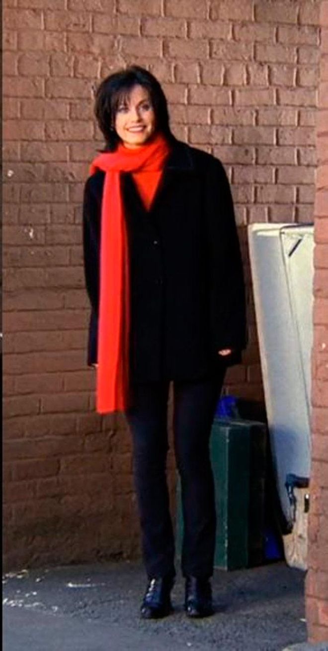 El del total look negro y bufanda roja