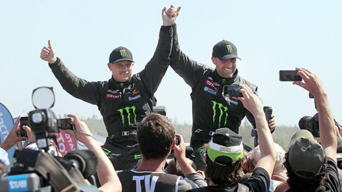 El francés Stéphane Peterhansel (derecha), ganador del Dakar en coches, celebra junto a su copiloto, Jean Paul Coltret, el triunfo en Limache