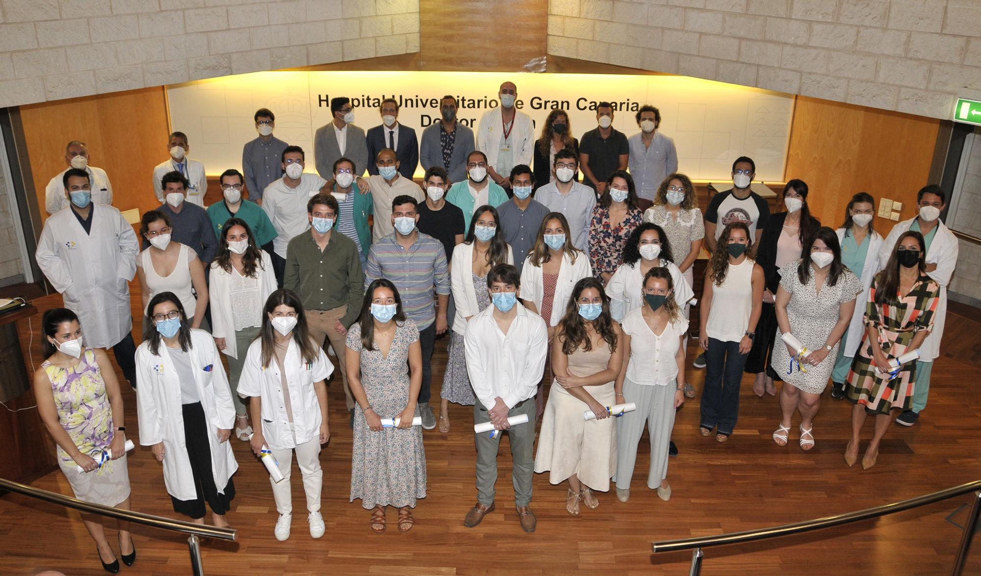 Foto de familia de los nuevos especialistas del Hospital Universitario de Gran Canaria Dr. Negrín.JPG