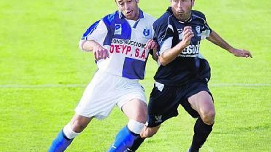 Ginés, del Tuilla, pugna por el balón con el marinista Miki, en Miramar.