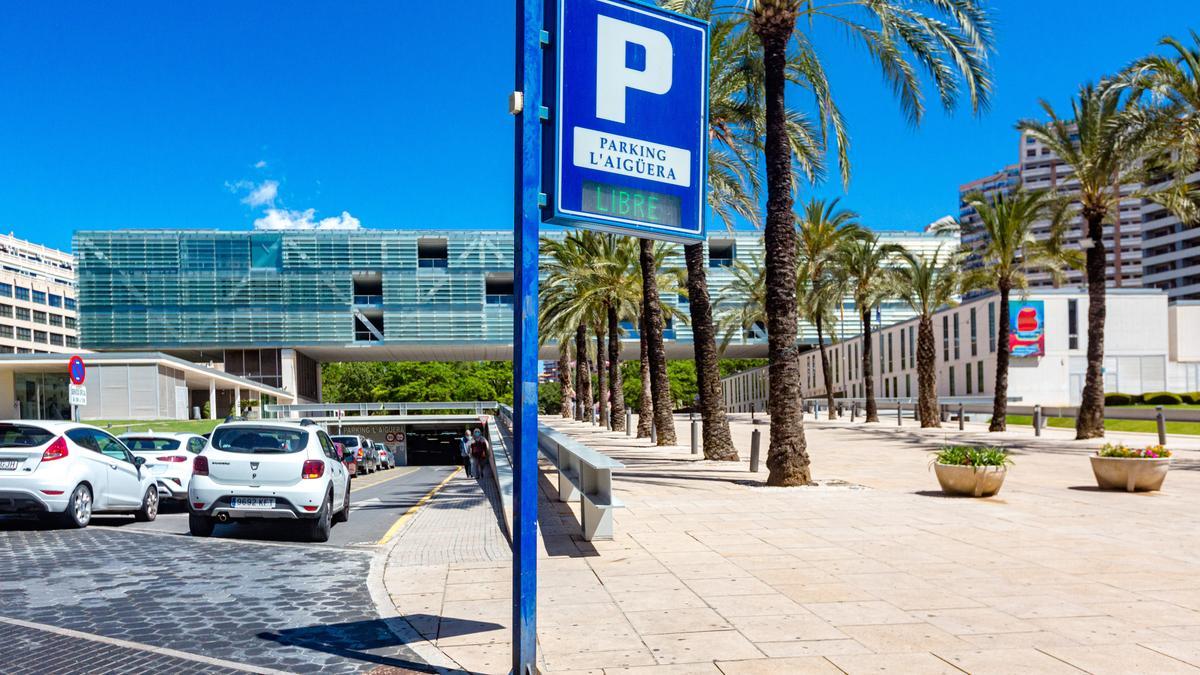 Acceso de vehículos al parking de L'Aigüera, cuya concesión ha sido rescatada por el Consistorio, aunque el mantenimiento seguirá en manos privadas.