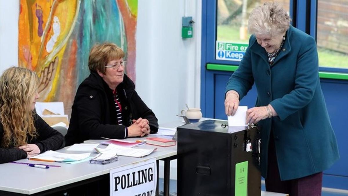 Votantes en la localidad irlandesa de Castlebar.