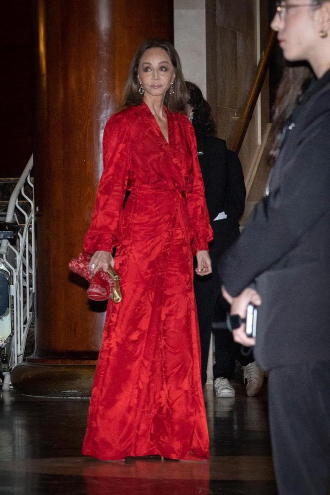 Isabel Preysler con mono rojo a su llegada al Teatro Real