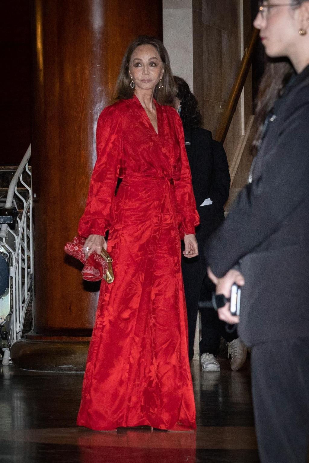 Isabel Preysler con mono rojo a su llegada al Teatro Real.