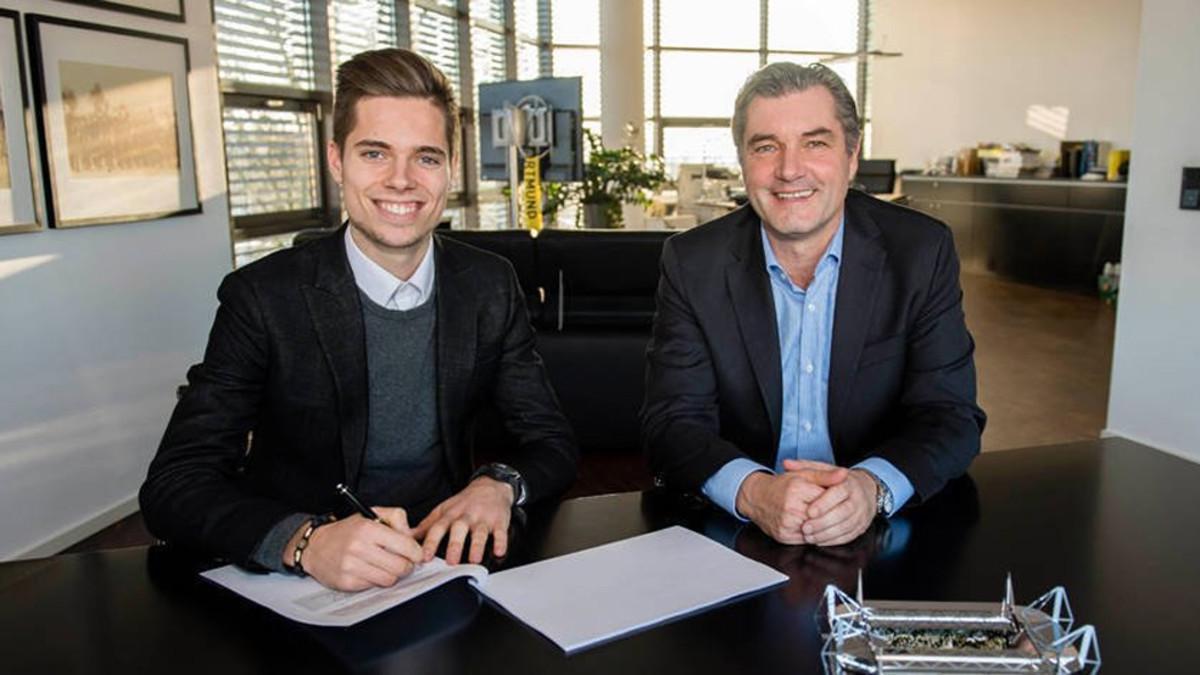 Weigl posó sonriente tras rubricar la firma en su nuevo contrato