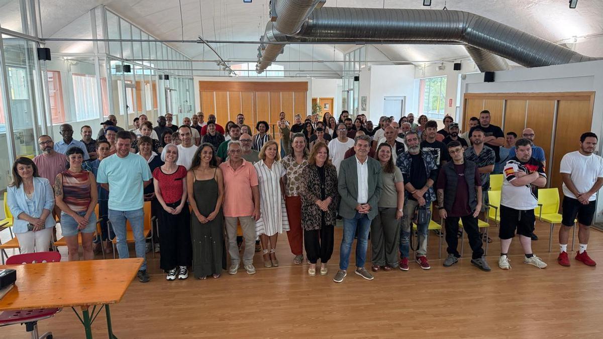 Participantes y autoridades en la presentación del Taller de Empleo IV en San Martín del Rey Aurelio.