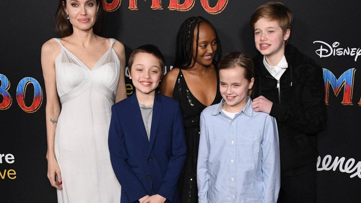 Angelina Jolie con sus hijos en el estreno de Tim Burton