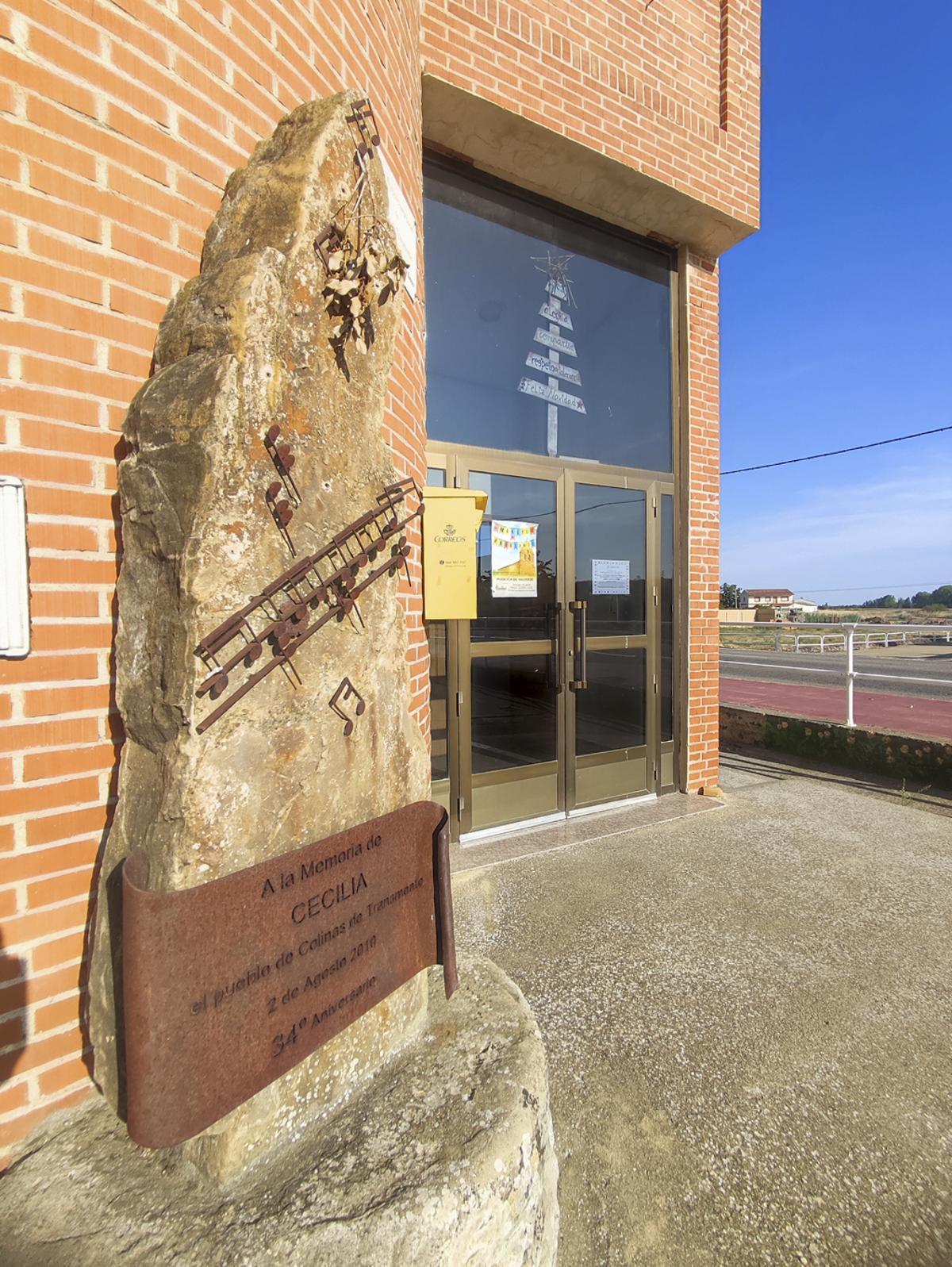 Monumento a Cecilia colocado junto al edificio de usos múltiples de Colinas de Trasmonte auspiciado por unas vecinas de la localidad.