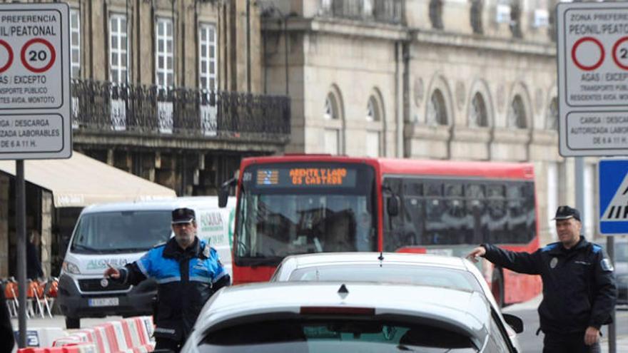 Agentes de Policía Local indican la prohibición de circular más allá de la Autoridad Portuaria.