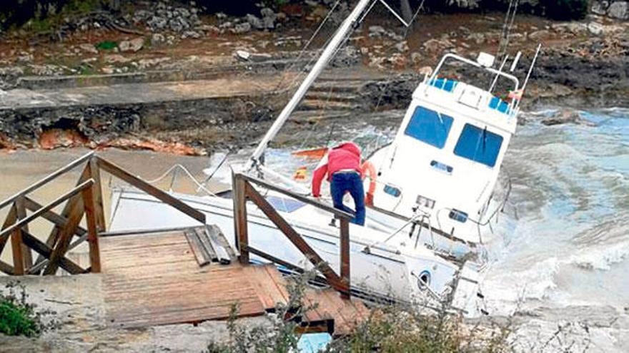 Dos barcos, ayer, encallados por el temporal en s&#039;Arenal Petit, en la costa de Portocolom (Felanitx).