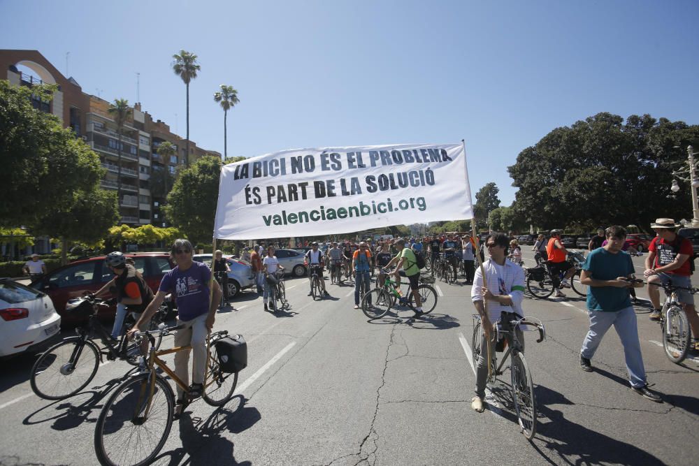Una 'bicifestación' recorre el centro de València